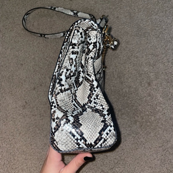 faux snakeskin Guess satchel purse - Picture 9 of 13